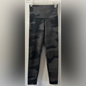 Aerie (XS- Short) Chill Play Move Black/Grey Camo Leggings